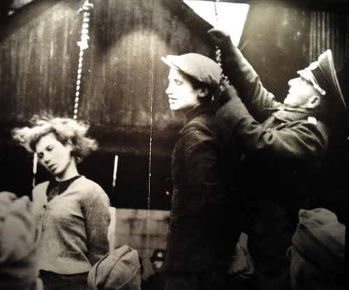 represàlies contra els atemptats de la Resistència, fotografia titulada >Pendus de Minks< sobre la mort de dos joves partisans a mans d'un oficial de la Wehrmacht, al Museu del Memorial de la IIGM, a Caen "il.lustració"